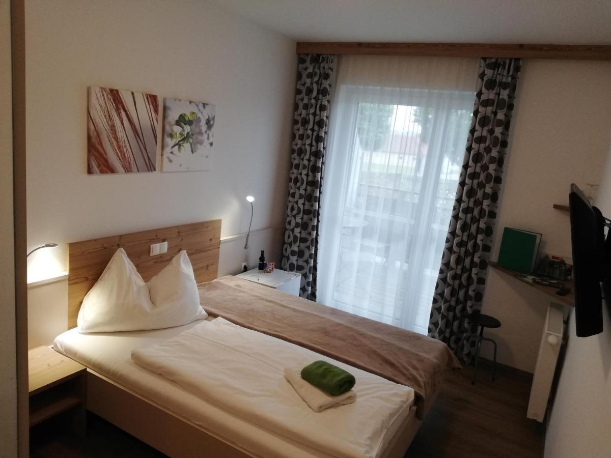 Hotel & Fruehstueckspension Raabtal Фелдбах Екстериор снимка